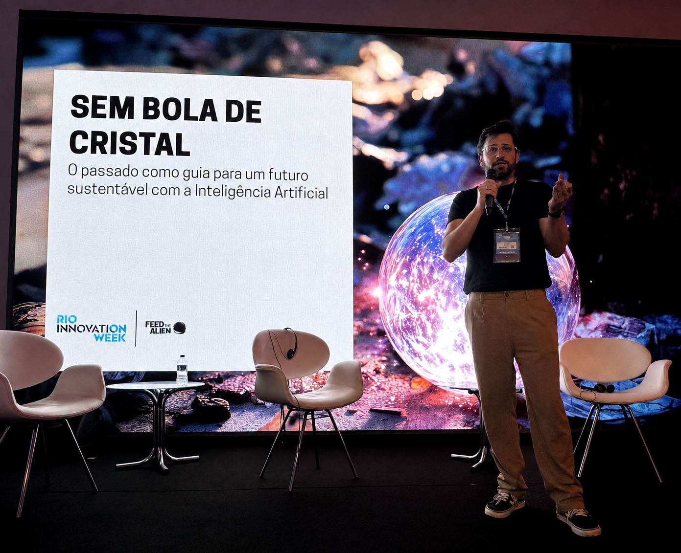 Artur palestrando na Rio Innovation Week sobre o passado como guia para um futuro sustentável com Inteligência Artificial