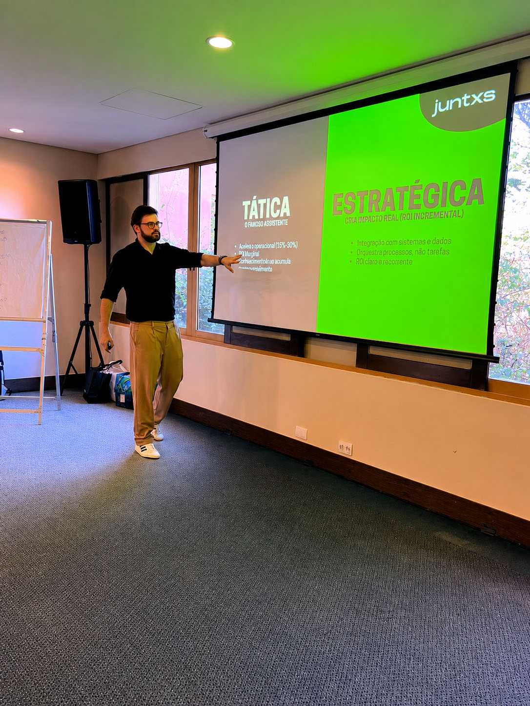 Artur apresentando um slide que compara IA tática e estratégica durante um workshop