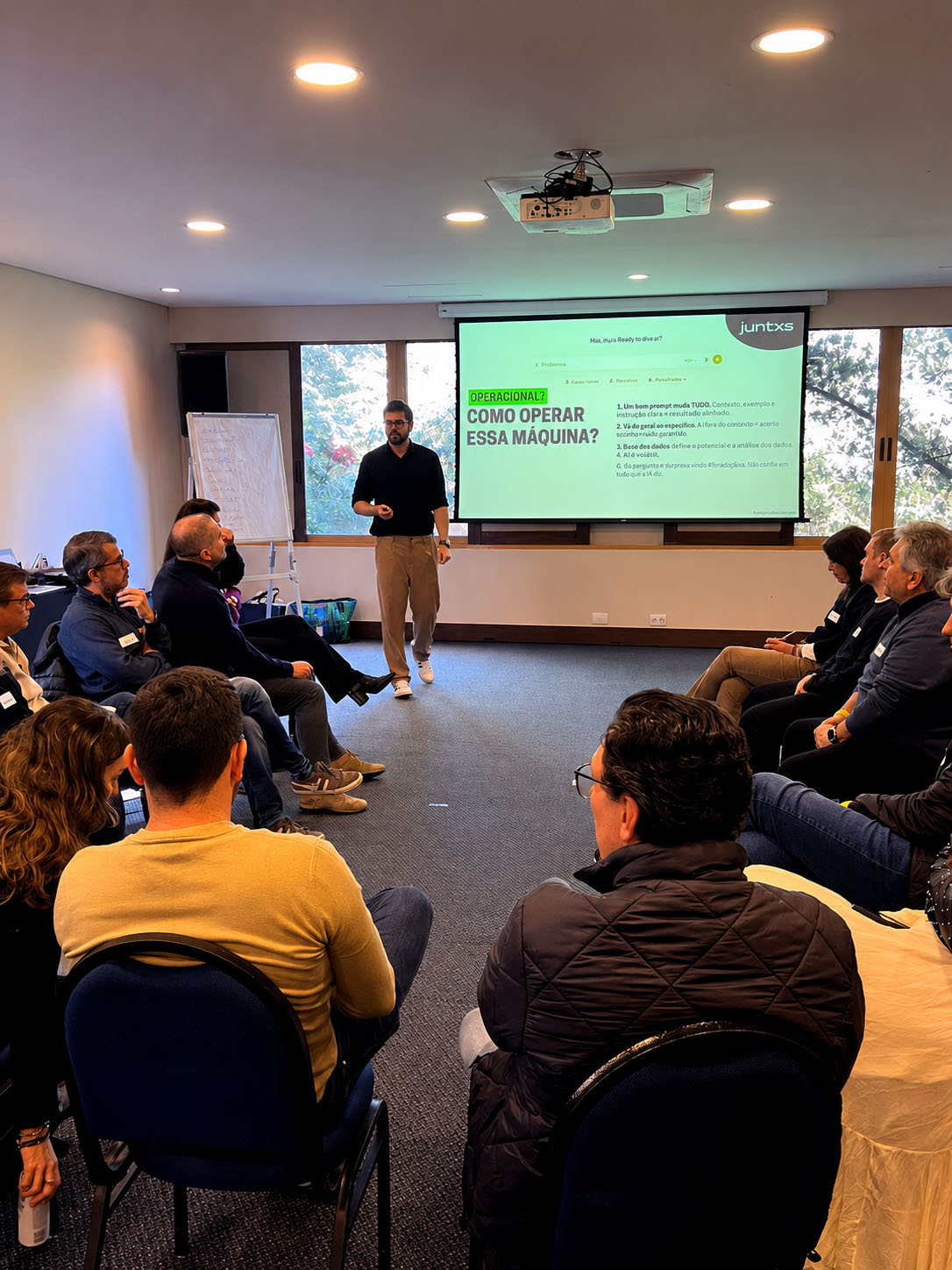 Artur conduzindo um workshop sobre como operar Inteligência Artificial para um grupo sentado em roda
