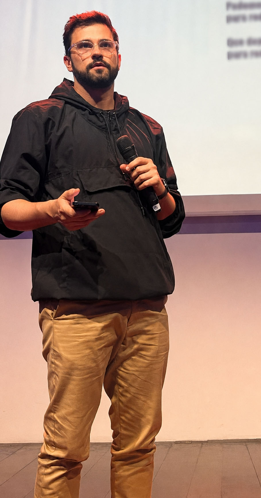 Artur ao microfone durante uma palestra em auditório
